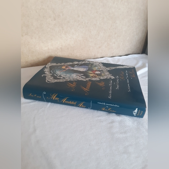 Alice in Wonderland Into the Looking Glass (Book) - Picture 4 of 17